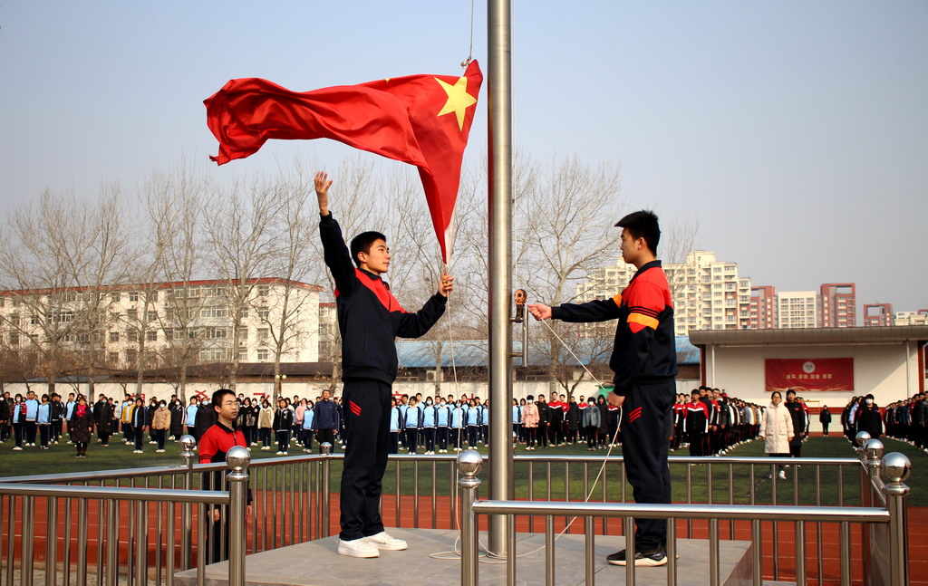 学校领导为参加四十年校庆征文的师生颁发奖状